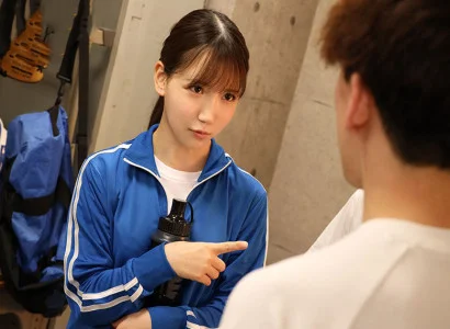 cô gái xinh trong câu lạc bộ bóng đá quan hệ tập thể với cô gái xinh dưới khán đài