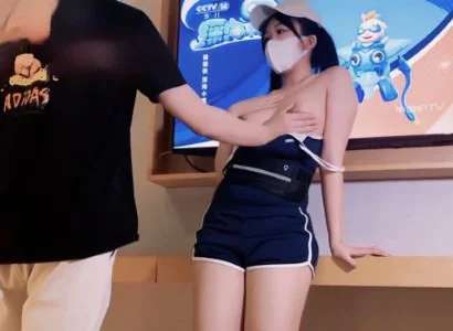 Cô bán TV xinh đẹp với vị khách may mắn