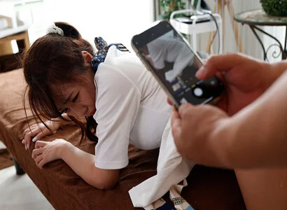 Khi đi triệt lông liền khống chế rồi hiếp