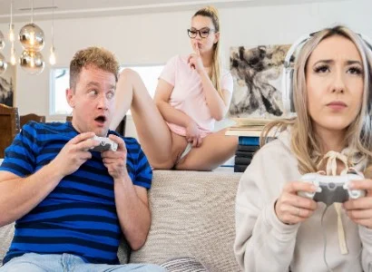 nàng mải mê chơi game khiến bạn thân nhân cơ hội cướp người yêu