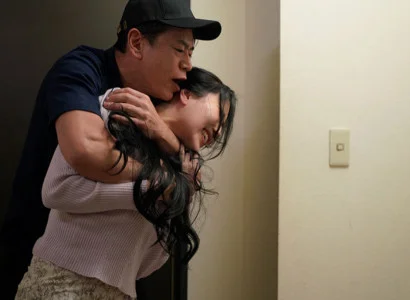 Nữ ca sĩ bị fan cuồng tấn công tình dục vì sự quyến rũ chết người