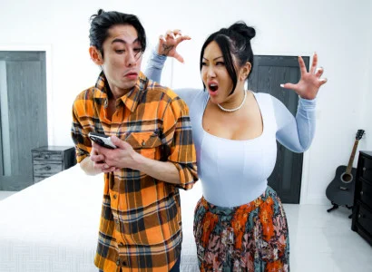 Thằng con trai đưa mẹ kế xăm trổ hàng múp đạt khoái cảm
